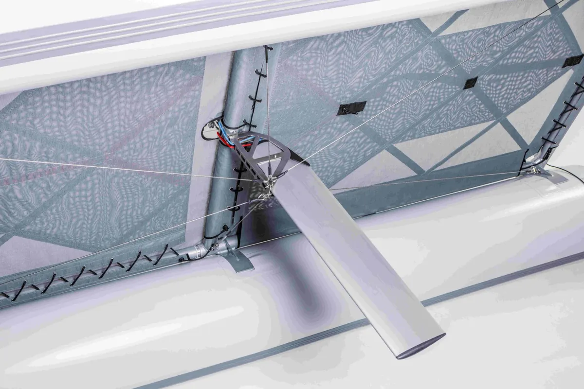 MiniCat 520 Explorer aluminiowy miecz uchylny i dolna część kadłuba
