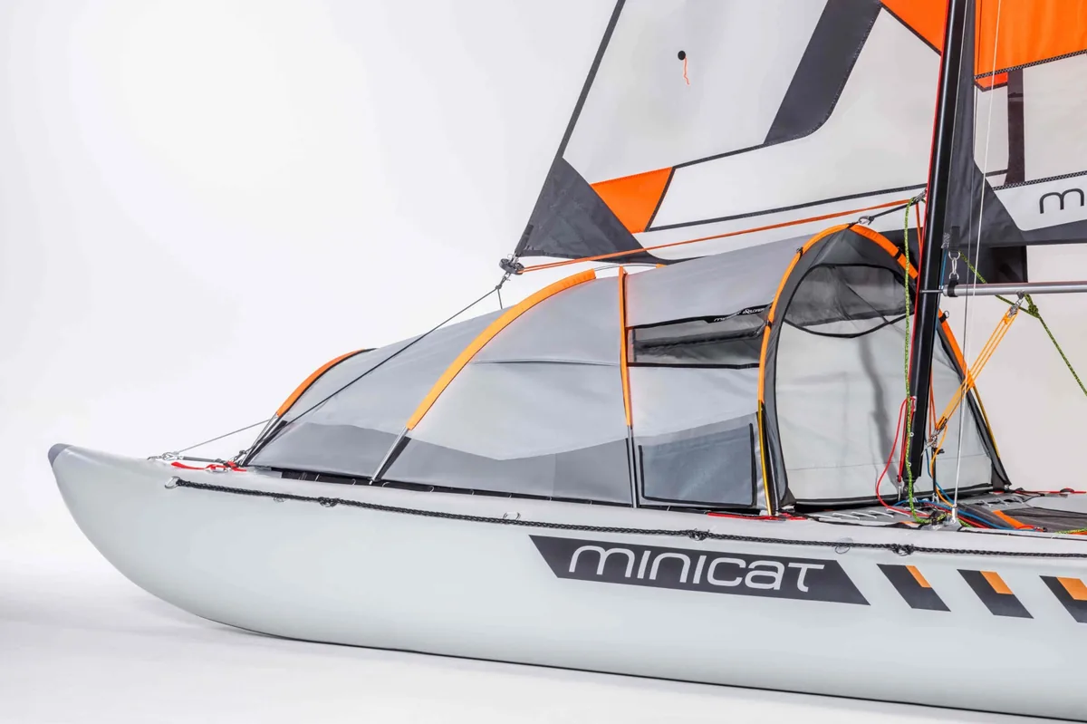 MiniCat 520 Explorer z namiotem Pod na przednim trampolinie