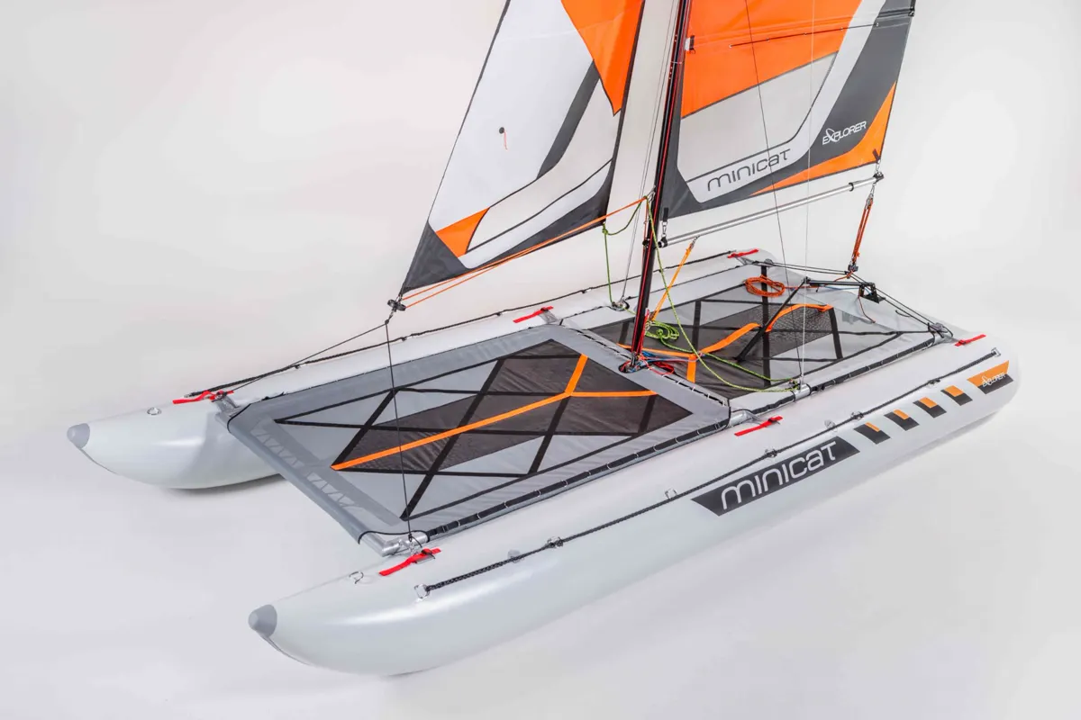 MiniCat 520 Explorer przedni trampolin i przestrzeń pokładowa