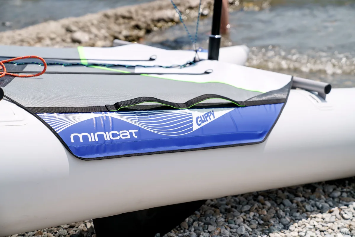 MiniCat Guppy pływak trampolina i logo modelu